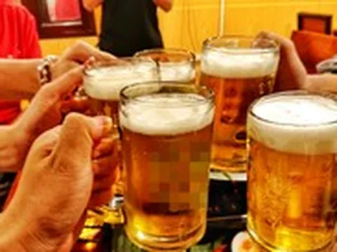 Vì sao uống rượu bia trong ngày nắng nóng dễ say và dễ nhập viện hơn?