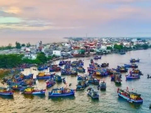 Phiên chợ nổi chỉ họp lúc tờ mờ sáng ở cửa biển Quảng Ngãi
