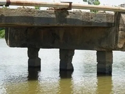 Hai cây cầu 'già' trơ trụ sắt oằn mình theo năm tháng