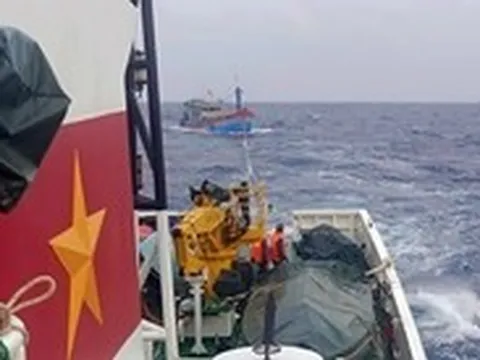 Hỗ trợ tàu cá gặp nạn trên biển Trường Sa, 9 ngư dân an toàn vào âu tàu đảo Đá Tây