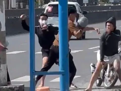 Truy tìm nhóm cầm dao đâm người trên Quốc lộ 1