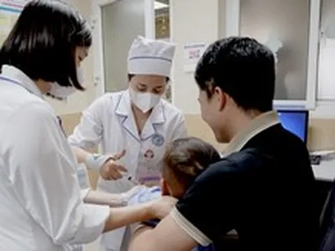 Đùa nghịch, bé trai 6 tuổi bị viên bi sắt bắn qua mắt vào sát nền sọ