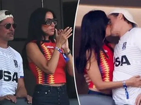 Mặc trận đấu World Cup căng thẳng, Brad Pitt và bạn gái kém 29 tuổi trên khán đài còn "nóng" hơn