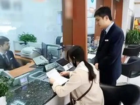 Phát hiện người phụ nữ đến ngân hàng rút 10 tỷ đồng tiền mặt trong 1 ngày, công an lập tức vào cuộc điều tra