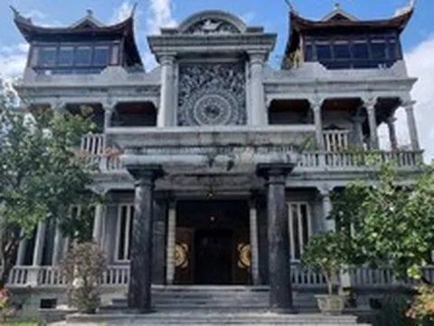 Việt Nam có toà lâu đài cao 27m, nặng 3.000 tấn, 21 cột nguyên khối, xây suốt 14 năm bởi 1 người thợ chưa từng học qua kiến trúc