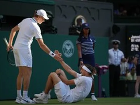Hành động fair-play của Sinner tại trận chung kết Wimbledon