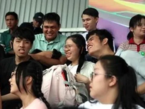 Khi người khiếm thị đến sân 'nghe' bóng đá