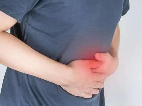 Người đàn ông 35 tuổi "gan trắng xoá" vì ngày nào cũng uống loại nước quen thuộc