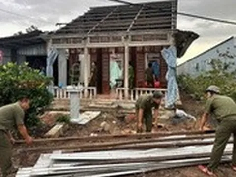 Cần Thơ khắc phục hậu quả trận lốc xoáy làm tốc mái nhiều nhà dân