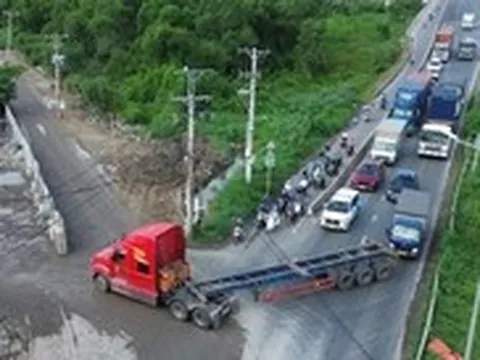 Bãi xe container vẫn tung hoành, cản trở giao thông trên đường Võ Chí Công
