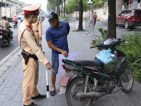 Xịt sơn đỏ biển số xe để 'né' phạt nguội, tài xế ở Hà Nội trần tình: 'Không rõ ai làm'