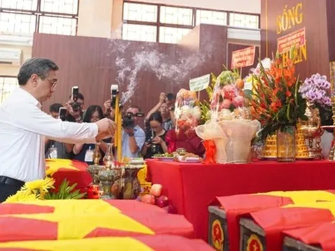 Phó bí thư Thành ủy Nguyễn Phước Lộc dâng hương  liệt sĩ và động viên lực lượng tìm kiếm tại công viên Lê Thị Riêng