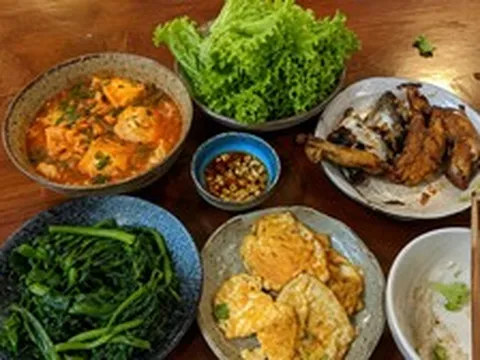 Nhìn mâm cơm nhà thông gia tôi đã hiểu vì sao con rể lại sợ mất vợ đến vậy