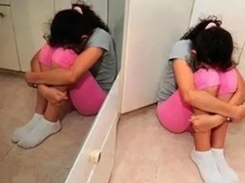 Thấy con gái 8 tuổi liên tục kẹp chặt 2 chân, mẹ liền nổi giận mắng mỏ 1 trận để rồi sau đó hối hận vô cùng