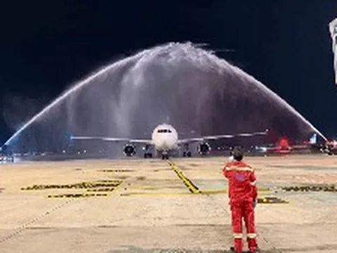 Ngày 13/7, sân bay Nội Bài thực hiện nghi thức phun vòi rồng đón 1 máy bay lạ hạ cánh