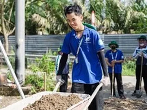 Viên gạch chuyền tay xây nhà tình bạn dưới nắng tháng 7