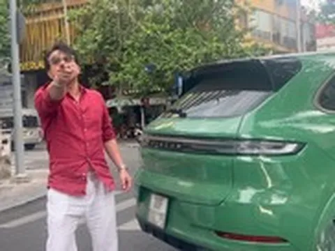 Bắt khẩn cấp 2 người lái xe Porsche và Mitsubishi ẩu đả giữa ngã tư ở trung tâm TP.HCM