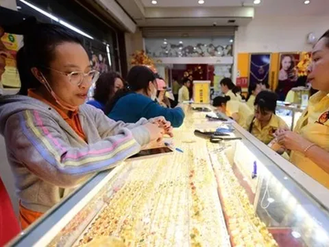 Đọc nhanh 14-7: Giá vàng giảm tiếp; cổ phiếu một doanh nghiệp ở TP.HCM tăng 'sốc' 150%