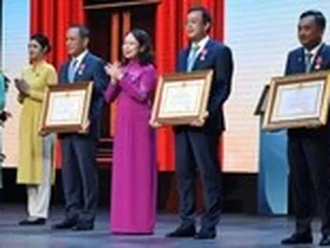 Vietnam Airlines đón nhận Huân chương Lao động hạng ba và bằng khen của Thủ tướng