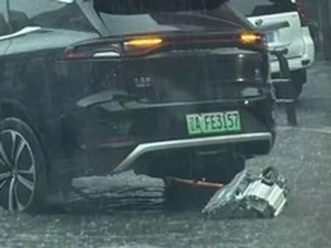 Xe điện Trung Quốc rơi cả cụm mô tơ giữa đường ngập
