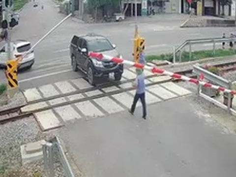 Video: Khoảnh khắc nữ tài xế vượt đèn tín hiệu băng qua đường sắt