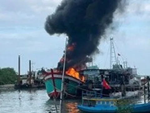 Nổ bình gas, tàu đang neo đậu tại cảng ở xã Cần Giờ phát cháy