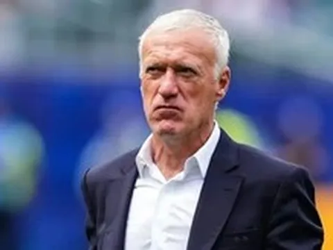Truyền thông Pháp không hài lòng khi ông Deschamps mỉa mai trọng tài