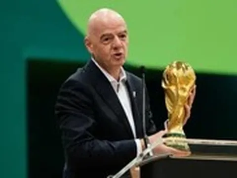 Chủ tịch FIFA bị đề nghị điều tra sau vụ xóa thẻ đỏ cho sao tuyển Mỹ
