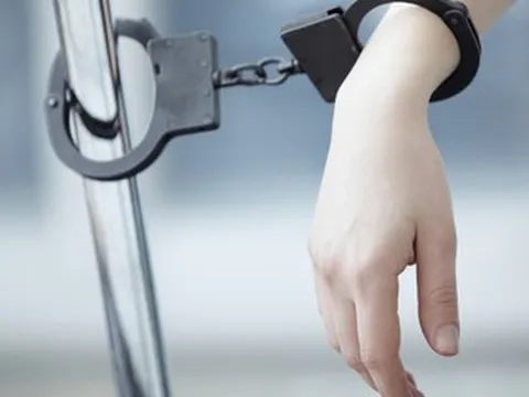 Nữ nhân viên ngân hàng dính án vì làm lộ thông tin bảo mật cho kẻ lừa đảo