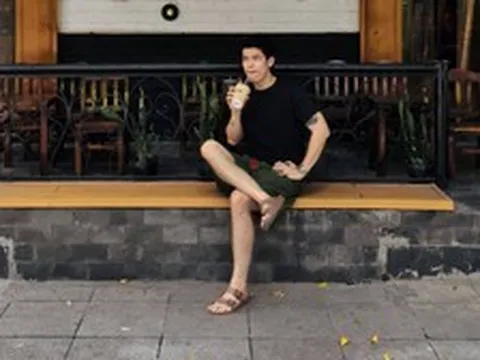 Người đàn ông gia thể khủng ở Hà Nội bỏ việc lương 20 triệu sáng đi bán cafe, tối đi hát