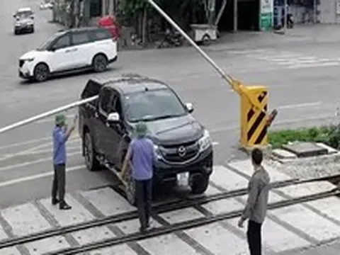 Xử phạt 19 triệu đồng, tước giấy phép lái xe nữ tài xế vượt rào chắn đường sắt