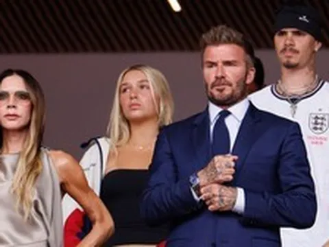 Đang kéo cả nhà đi xem World Cup, vợ chồng David - Victoria Beckham bàng hoàng nhận tin sốc