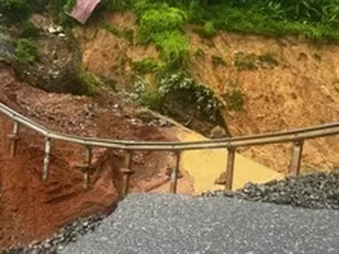 Khoảnh khắc lũ quét cắt đứt quốc lộ tại Lai Châu