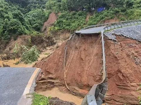 Lũ dữ cuốn đứt ngang Quốc lộ 12, giao thông Lai Châu - Điện Biên tê liệt
