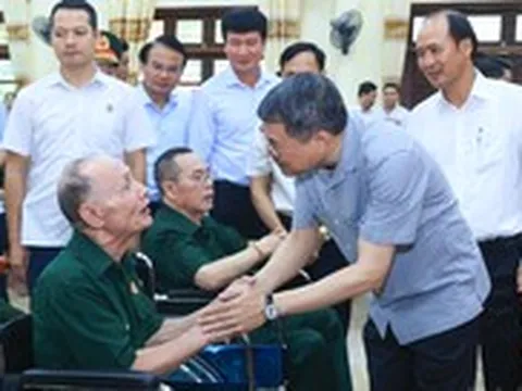 Thủ tướng xúc động, bày tỏ cảm phục trước những tấm gương thương binh, bệnh binh