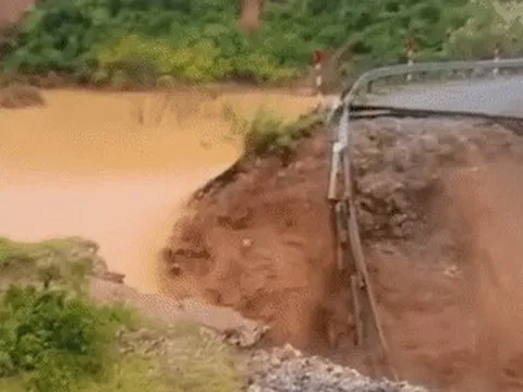Cảnh tượng khó tin: Lũ cuốn đứt ngang quốc lộ, dải hộ lan treo lơ lửng
