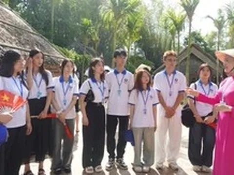 Kiều bào trẻ về làng Sen, Hoàng Trù nghe kể chuyện tuổi thơ Bác Hồ