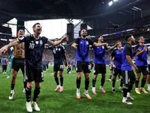 Cổ động viên thế giới thán phục tuyển Argentina và Messi
