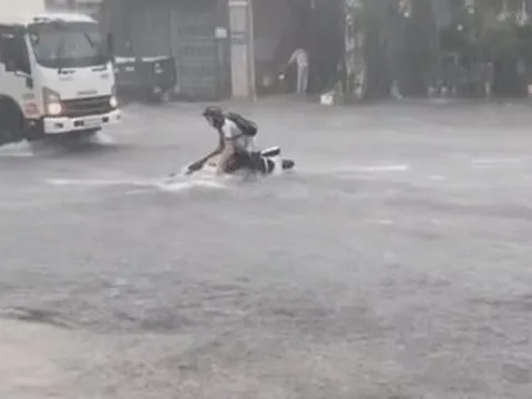 Quốc lộ biến thành 'sông', nước đục ngầu cuốn trôi xe máy của nam thanh niên