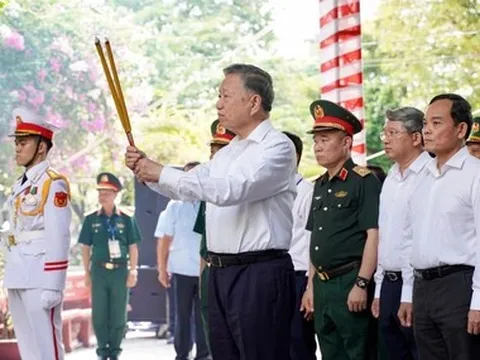 Tổng Bí thư, Chủ tịch nước Tô Lâm dâng hương anh hùng liệt sĩ tại công viên Lê Thị Riêng