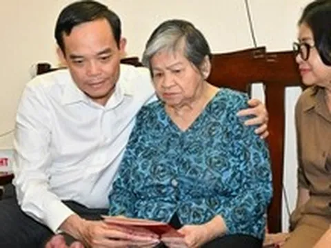 Bí thư Thành ủy TP.HCM Trần Lưu Quang thăm các gia đình chính sách tiêu biểu