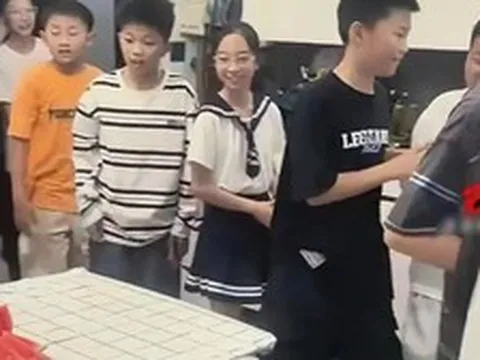 27 đứa trẻ bỗng dưng ập vào nhà, cách ứng xử của người mẹ nhận mưa lời khen: IQ và EQ đều cao vút!