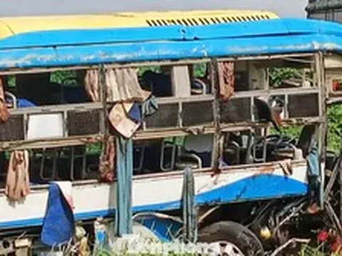 Hiện trường vụ xe khách gặp nạn trên cao tốc khiến 4 người tử vong, nhiều người bị thương