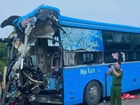 Xe khách lao vào xe tải trên cao tốc, lái xe tử vong, 5 người bị thương