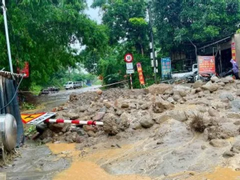 Đất đá sạt lở tràn vào nhà dân, một xã hứng 2 vụ trong nửa ngày