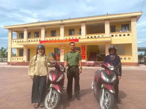 Hi hữu 2 phụ nữ đi nhầm xe máy về nhà