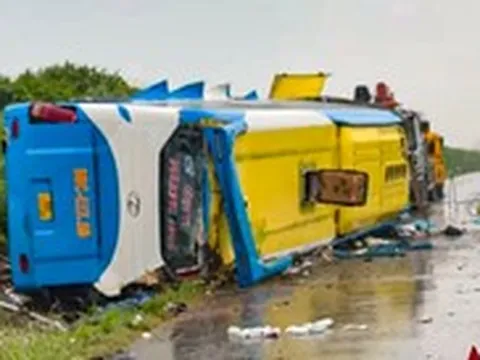 Xe khách chở 32 người lao khỏi cao tốc rồi rơi xuống đường gom, 4 người chết