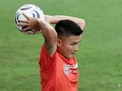 Đội tuyển Việt Nam tập phối hợp ném biên kiểu 'tiqui-taka'