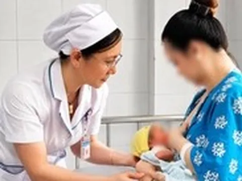 Vụ sinh con bất ngờ trên taxi, được cảnh sát giao thông mở đường: Mẹ và bé sắp xuất viện