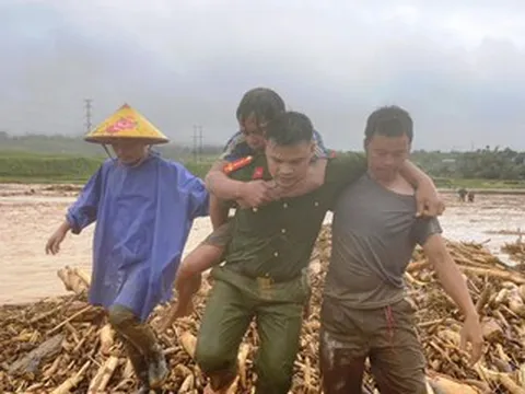 Thiếu tá công an kể phút nắm tay nhau thành 'sợi dây người', cứu 2 người giữa lũ xiết